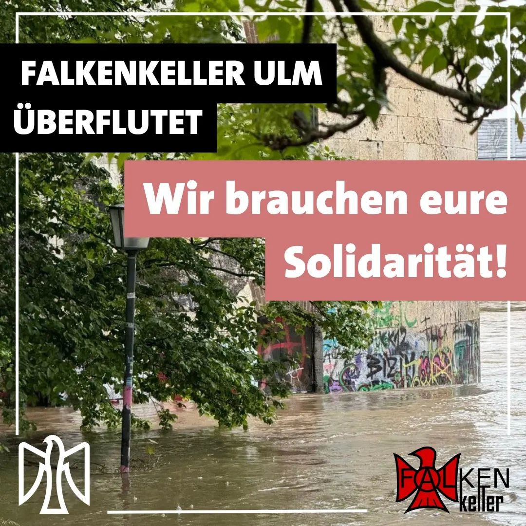 Falkenkeller Ulm überflutet Wir brauchen eure Solidarität. Im Hintergrund ist die Eingangstür und ein Teil der wand des Turms zu sehen. DAvor steht das Wasser der Donau bis knapp auf Höhe des Türgriffs