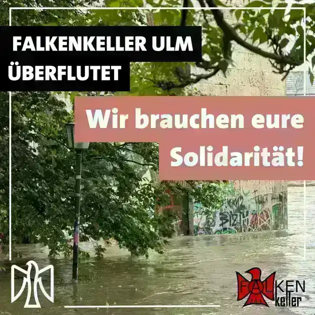 Falkenkeller Ulm überflutet Wir brauchen eure Solidarität. Im Hintergrund ist die Eingangstür und ein Teil der wand des Turms zu sehen. DAvor steht das Wasser der Donau bis knapp auf Höhe des Türgriffs