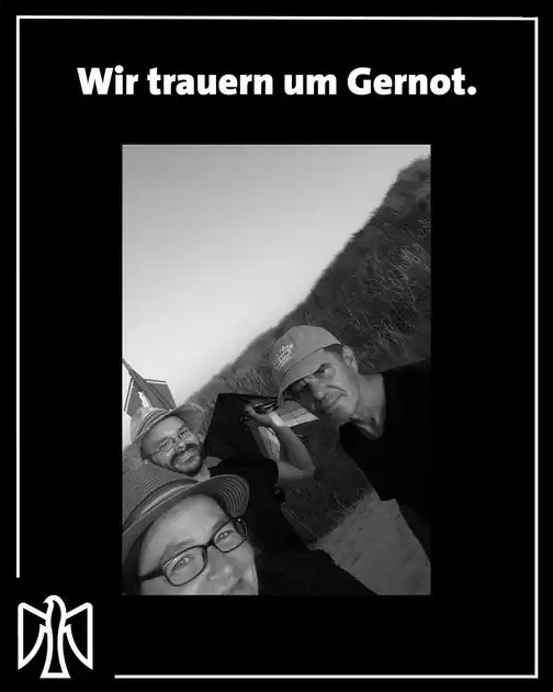 Im schwarzen Rahmen ein schwarzweißbild von Gernot zusammen mit Andreas und Claudia