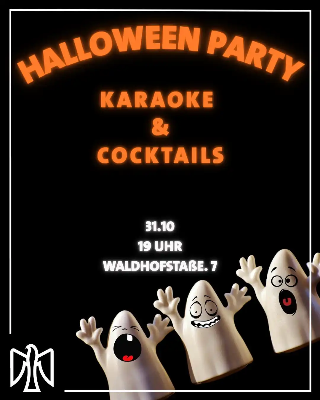 Halloweenparty Karaoke und Cocktails in orangener großer schrift. 31.10 19:00 Uhr Waldhofstraße 7 in weißer schrift auf schwarzen Hintergrund. Rechts unten bis mittig unten sind 3 Geister diagonal angeordnet. Das mittige scheint mit einer gezackten Zahnreihe zu grinsen. Das untere hat einen weit aufgerissenen Mund mit einem einzigen riesigen Zahn. Das obere hat einen weit aufgerissenen zahnlosen Mund. Um das Bild ist ein weißer Rahmen. Linksunten im Rahmen ist ein stilisierter Falke in weiß eingelassen.